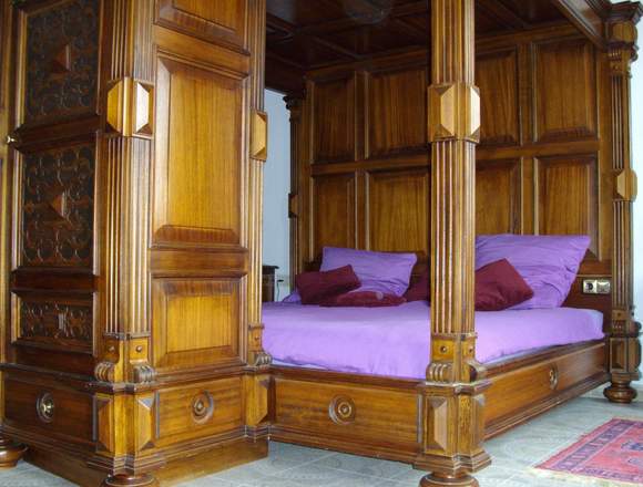 Cama de matrimonio único en estilo antiguo en Málaga (Municipio)
