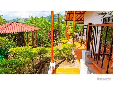 SE VENDE CASA CAMPESTRE EN LA AVENIDA CENTENARIO - NORTE DE ARMENIA