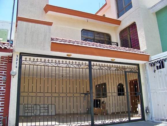 Amplia casa de 3 niveles cerca av Rio Nilo en Guadalajara (Municipio)