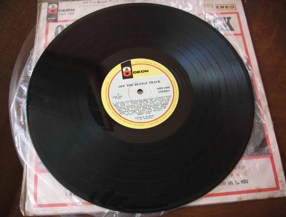 Off The Beatle Track,D George Martin en Juan Antonio Sotillo (Municipio)