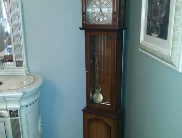 Reloj antiguo en madera