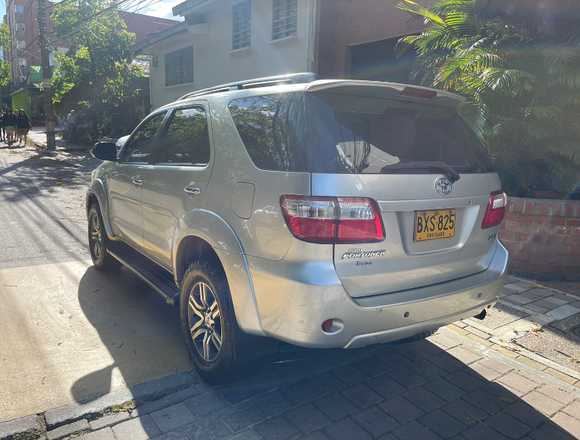 TOYOTA FORTUNER SR5 2.7 GASOLINA 4X4 AUTOMÁTICA en Medellín (Municipio)