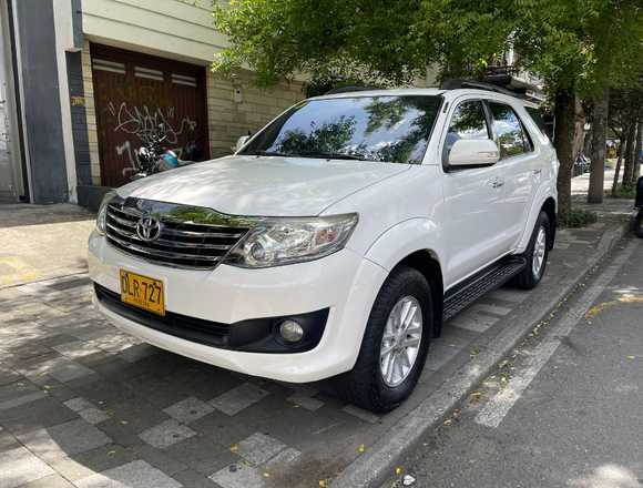 TOYOTA FORTUNER SR5 2.7 AUTOMÁTICA 4X2 MODELO 2012 en Medellín (Municipio)