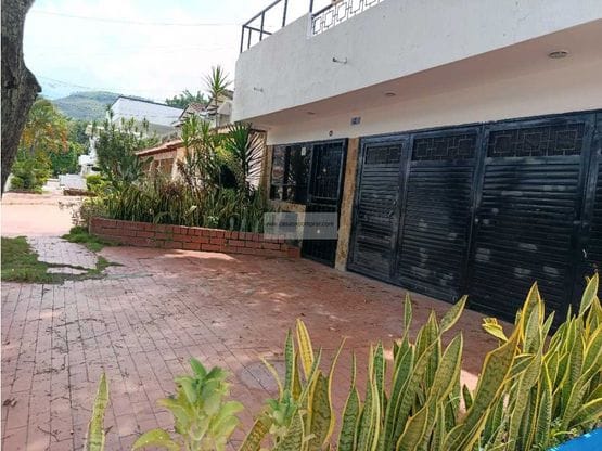 Vendo casa independiente, biplantas cerca a la universidad Santiago.