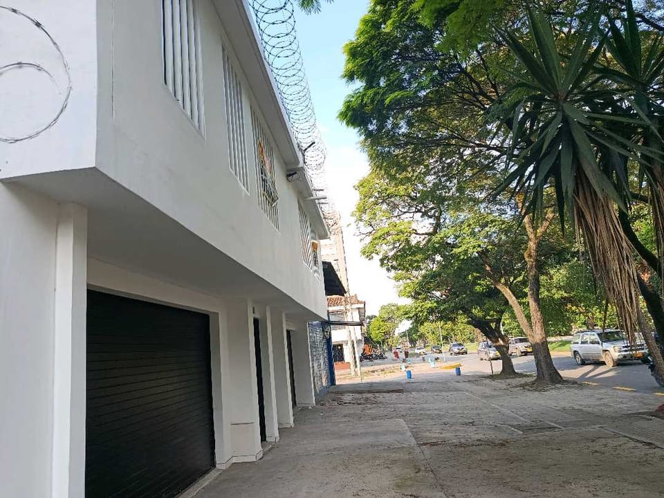 Alquilo local comercial Av 3Norte, via principal. en Santiago de Cali (Municipio)