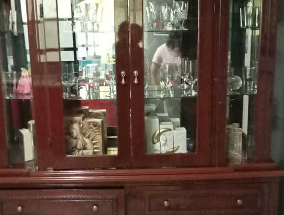 VENTA DE COMEDOR, VITRINA Y 6 SILLAS