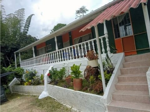vendemos casa lote en Mesitas Del Colegio