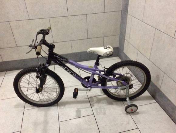 DE OPORTUNIDAD- NUEVA: Bicicleta de niña con casco