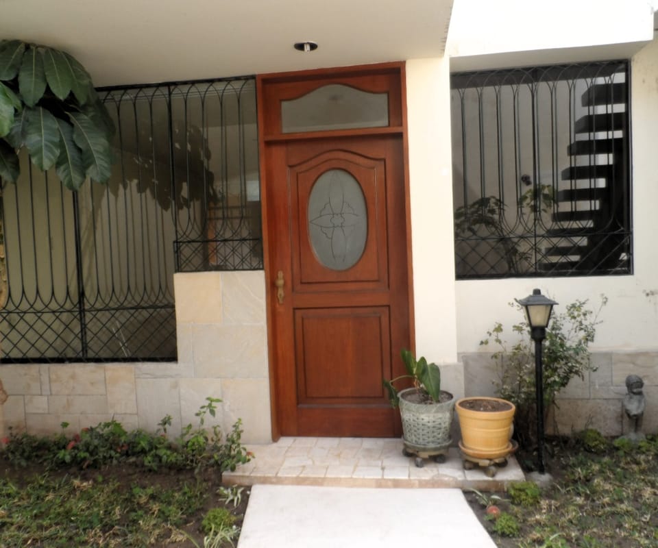 Alquiler - En 1er Piso - Urb. Honor y Lealtad - Surco . 2 dormitorios.