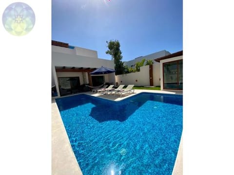 Casa con piscina y Jardín