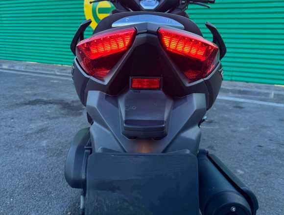 Yamaha Xmax 125 (Momo Design) en Zaragoza (Municipio)