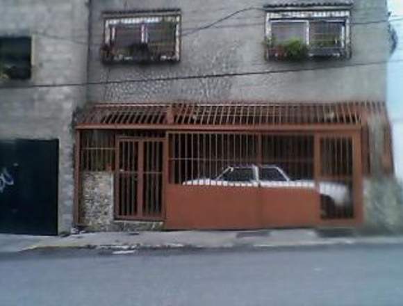 VENDO CASA GUAICAIPURO 04123760905 AV ANDRES BELLO en Libertador (Municipio)