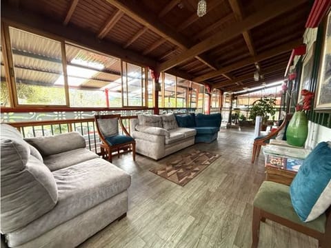 VENTA CASA CAMPESTRE VÍA ARMENIA PEREIRA