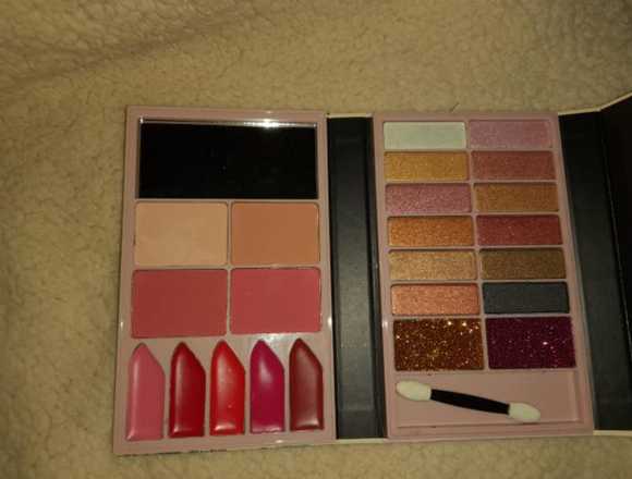 Maquillaje/ Sombras todo en uno en Ciudad de Guatemala (Municipio)