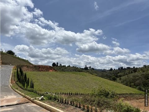 LOTE EN GUARNE UNIDAD CERRADA GUARNE A SOLO 10 MIN DEL AEROPUERTO