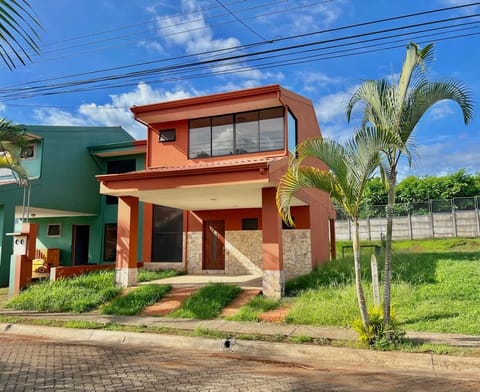 SE VENDE CASA EN CONDOMINIO EN LA ZONA DE PALMARES en Palmares (Cantón)