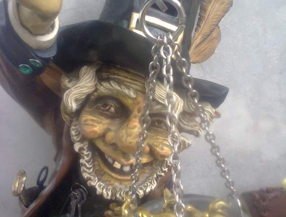 HERMOSO DUENDE DE MADERA