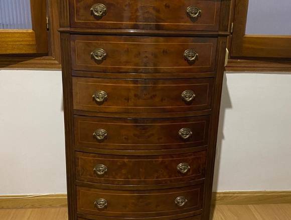 Mueble antiguo clásico en Madrid (Municipio)