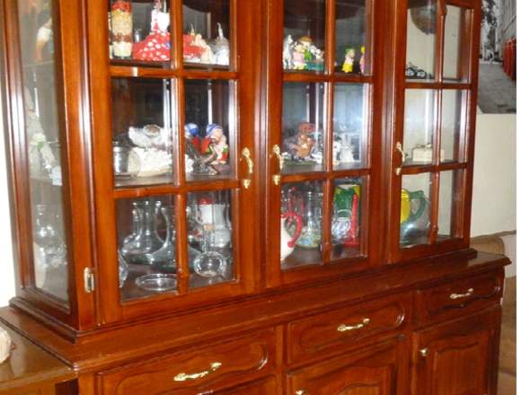 Aparador de laurel seminuevo de 2 cuerpos en Pichincha (Cantón)