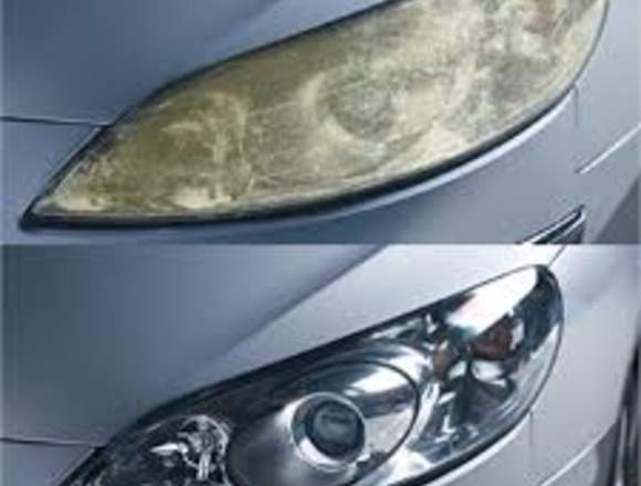 Los faros de su auto se miran amarillos y opacos