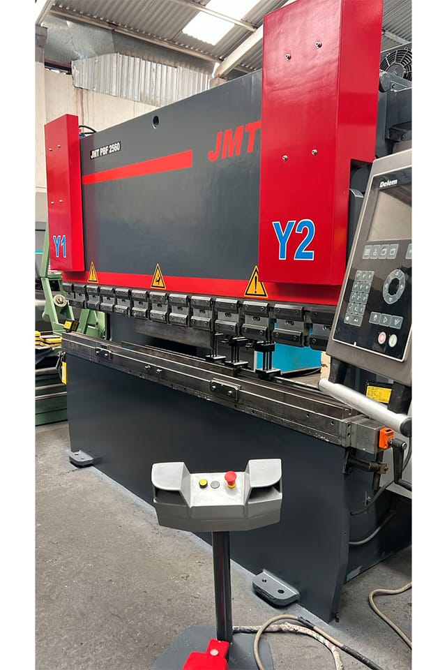 PRENSA DOBLADORA HIDRAULICA CNC JMT 8' 4" x 66 TON