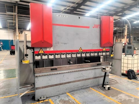DOBLADORA HIDRAULICA PARA METAL JMT AD-R 30135 10' X 148 TON en General Terán (Municipio)