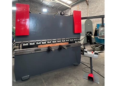 PRENSA DOBLADORA HIDRAULICA CNC JMT 8' 4" x 66 TON