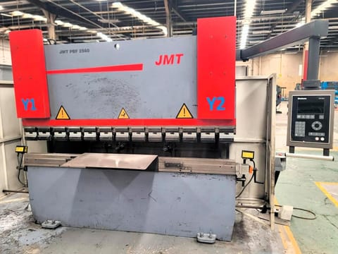 Prensa Dobladora Hidraulica JMT PBF 2560 8' 4" x 66 Ton en General Terán (Municipio)