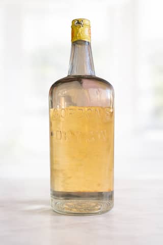 Botella antigua Gordon’s Dry Gin llena y sellada en Arica (Comuna)