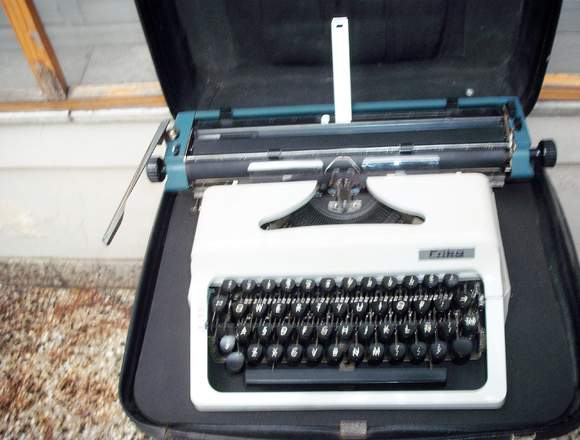 Máquina de escribir portátil marca ERIKA. en Lago Buenos Aires (Localidad)