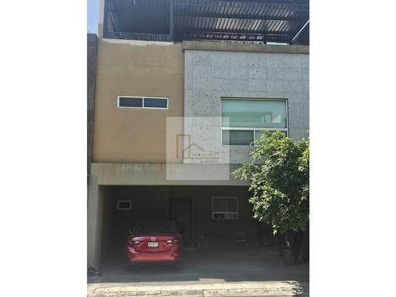 Casa en San Nicolas en colonia privada