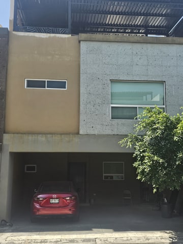 Casa en San Nicolas en colonia privada
