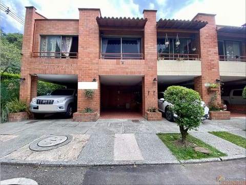 CASA DE DOS NIVELES EN ARRIENDO EN ENVIGADO, CAMINO VERDE