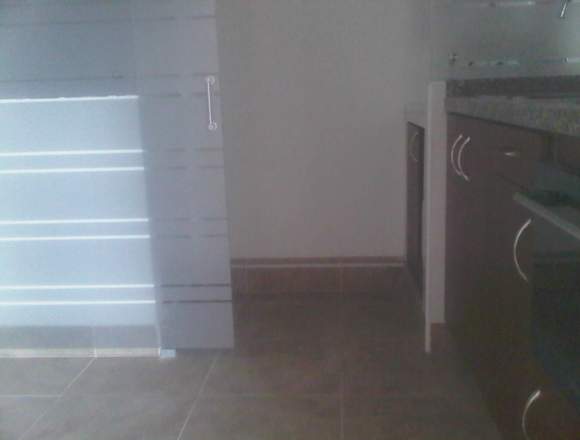 ARRIENDO APARTAMENTO CON PARQUEADERO PRIVADO