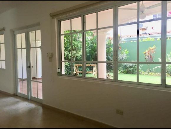 18-8689 AF Se Vende Casa en Costa del Este en Panamá (Distrito)