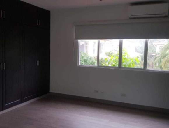 19-504 AF Alquile amplia casa en Costa del Este en Panamá (Distrito)