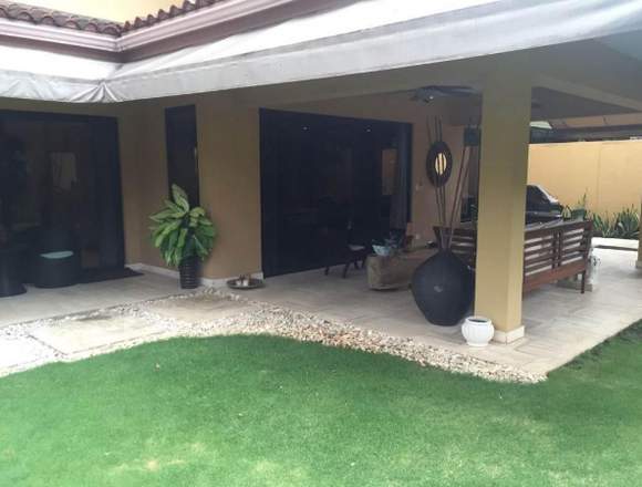 19-2037 AF Majestuosa casa se vende Costa del Este en Panamá (Distrito)