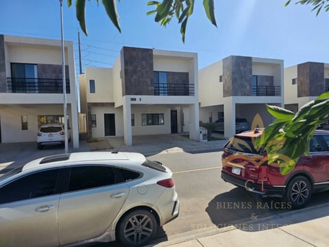 Casa en Venta Frente a Parque, Sector 4 Siglos Cd. Juárez Chih. en Juárez (Municipio)