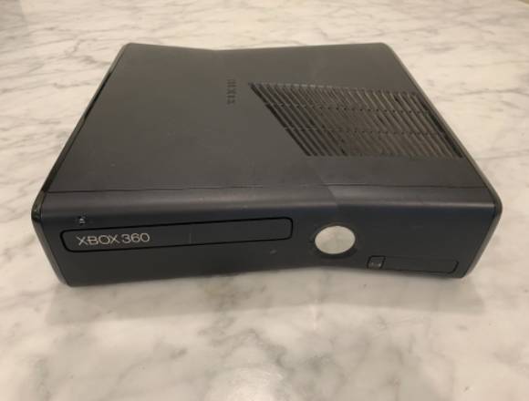 Xbox 360 + un control. en Las Condes (Comuna)