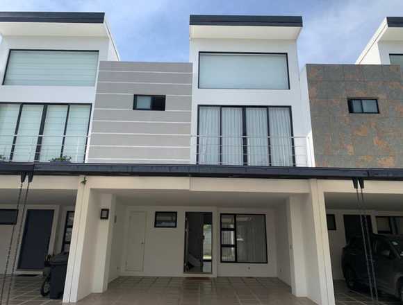 Venta Casa Piedades Santa Ana 24-414