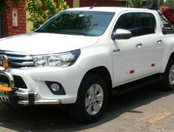 Por Viaje se vende camioneta