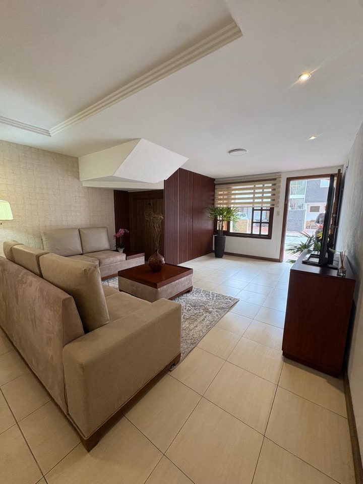 Alquiler de Departamento Amueblado 100m², Sector calle Roma, Cuenca en Cuenca (Cantón)