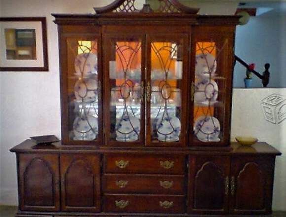 Vendo comedor 100% cedro 8 sillas y vitrina en San Nicolás (Municipio)