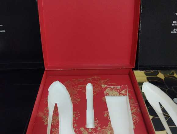 cajas de perfume de Carolina Herrera vacías