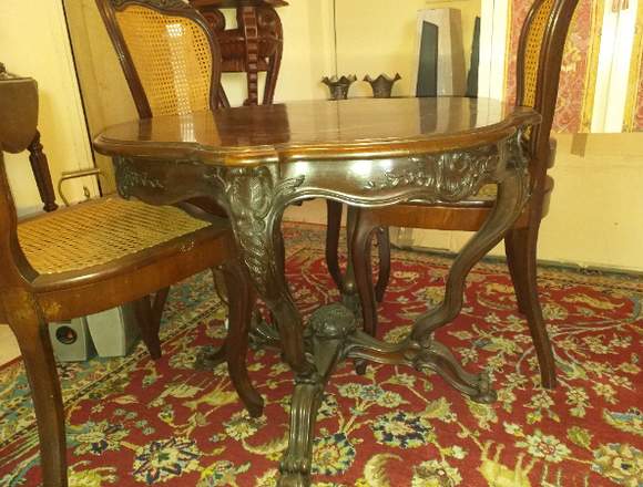 MESA DE JUEGOS Y 4 SILLAS DE MADERA TALLADA