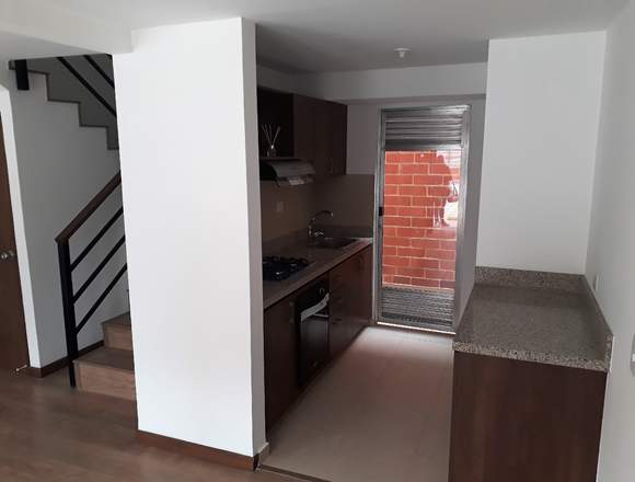 SE ARRIENDA HERMOSA CASA PARA ESTRENAR