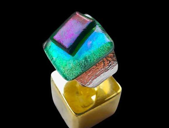 Anillo Perla Verde y Morado. en Madrid (Municipio)