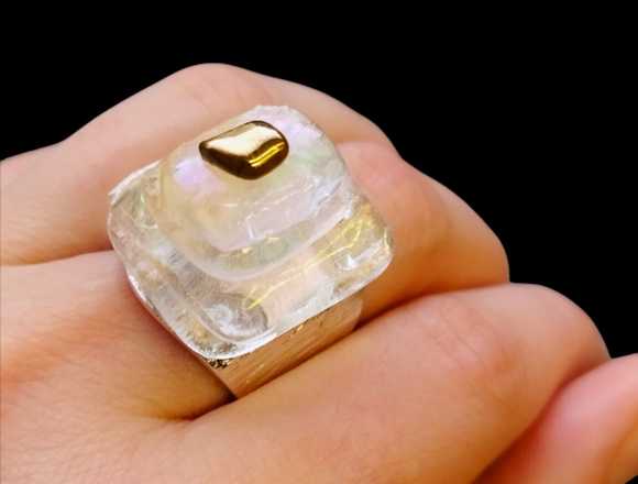 Anillo de cristal translúcido
