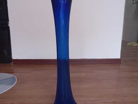 Florero vidrio azul está en excelente estado en Soacha (Municipio)