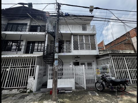 CASA MULTIFAMILIAR EN VENTA, NUEVA FLORESTA, ORIENTE, CALI
